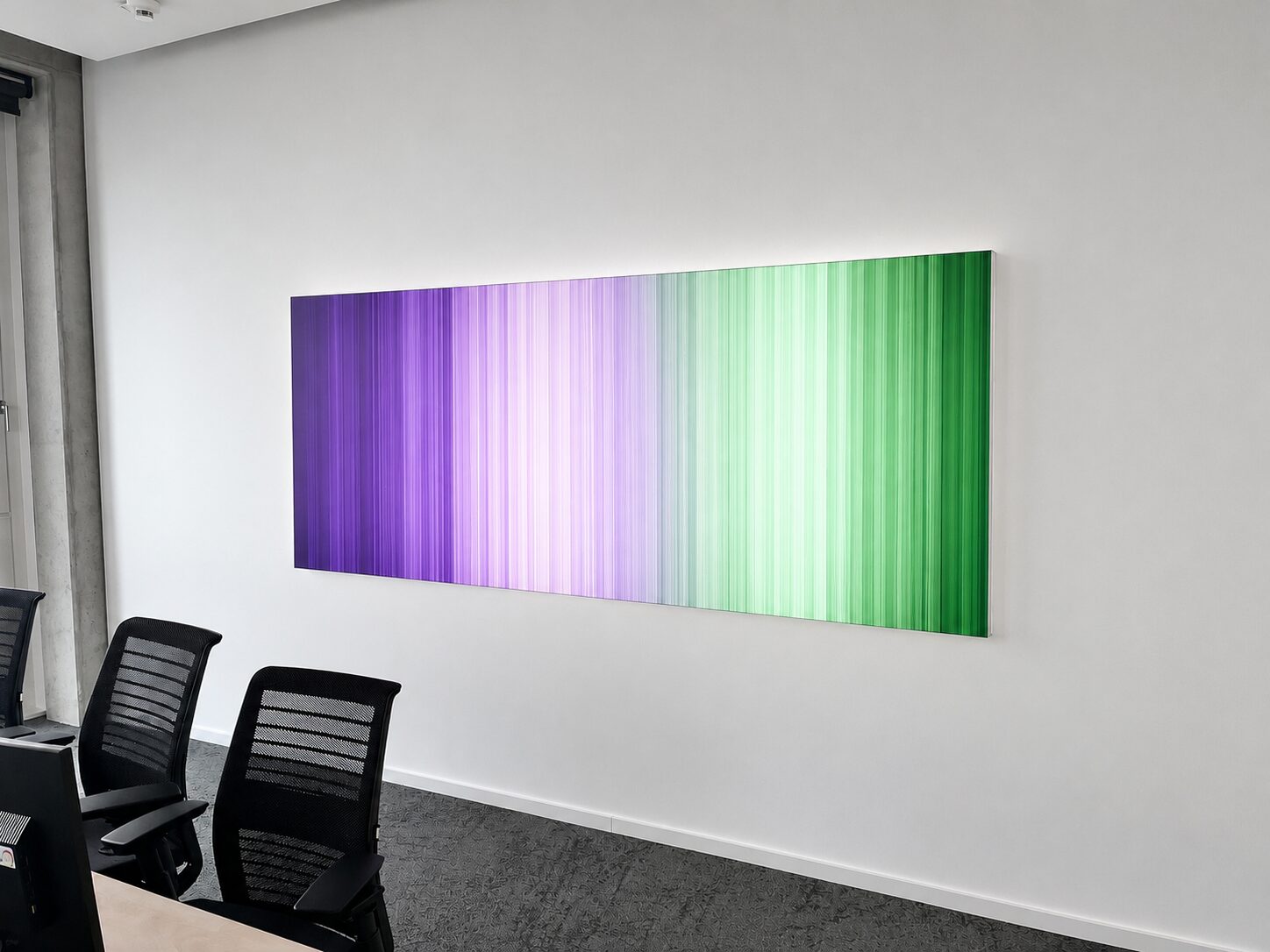 Beleuchteter Qubepix Textil-Leuchtrahmen im Konferenzraum, panoramisch, Eco 50, weißer Aluminiumrahmen