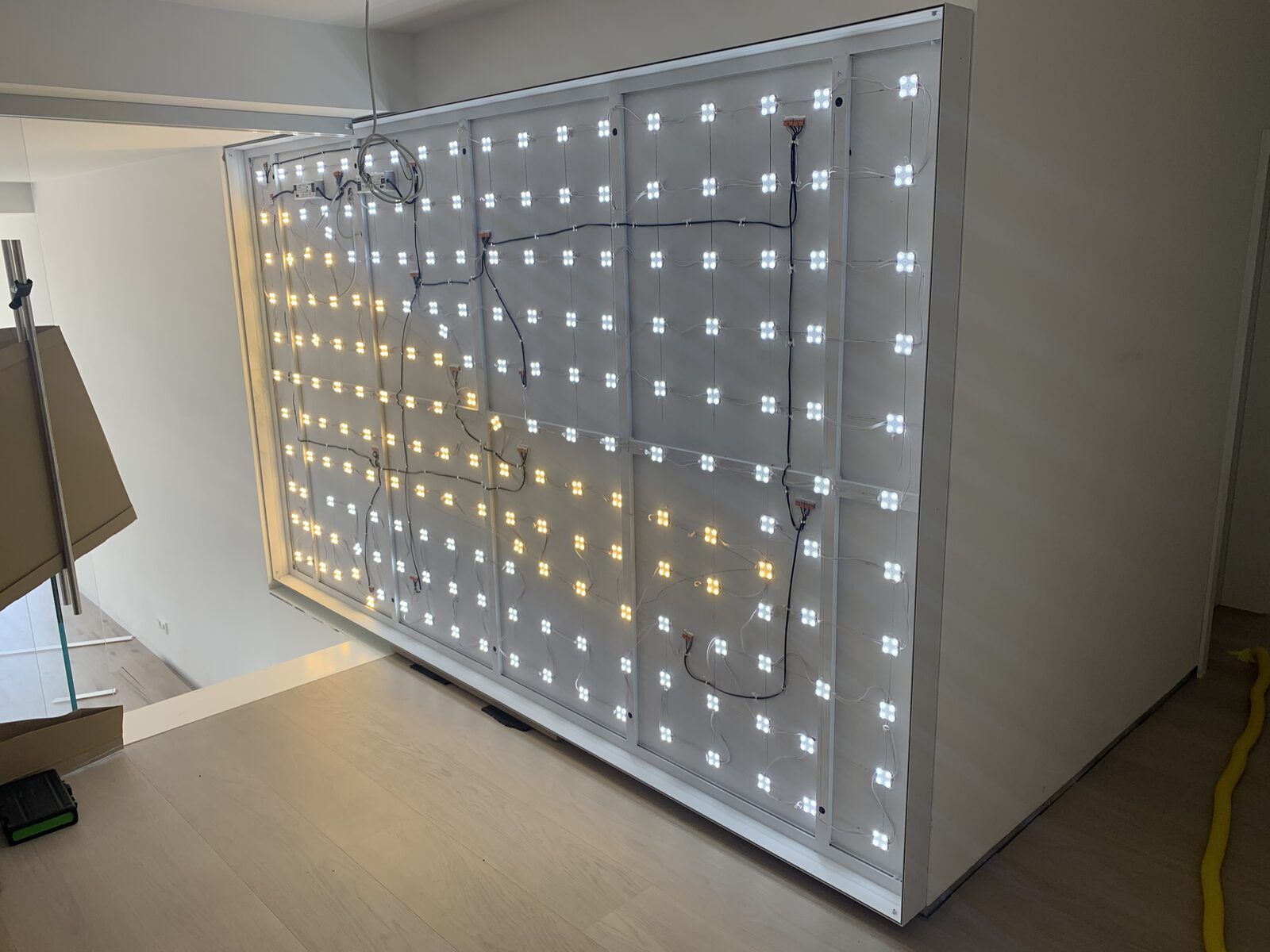 Ge&ouml;ffneter Qubepix Leuchtkasten w&auml;hrend der Montage &ndash; warmwei&szlig;e und neutralwei&szlig;e LED-Module sind sichtbar nach Bildmotiv angeordnet