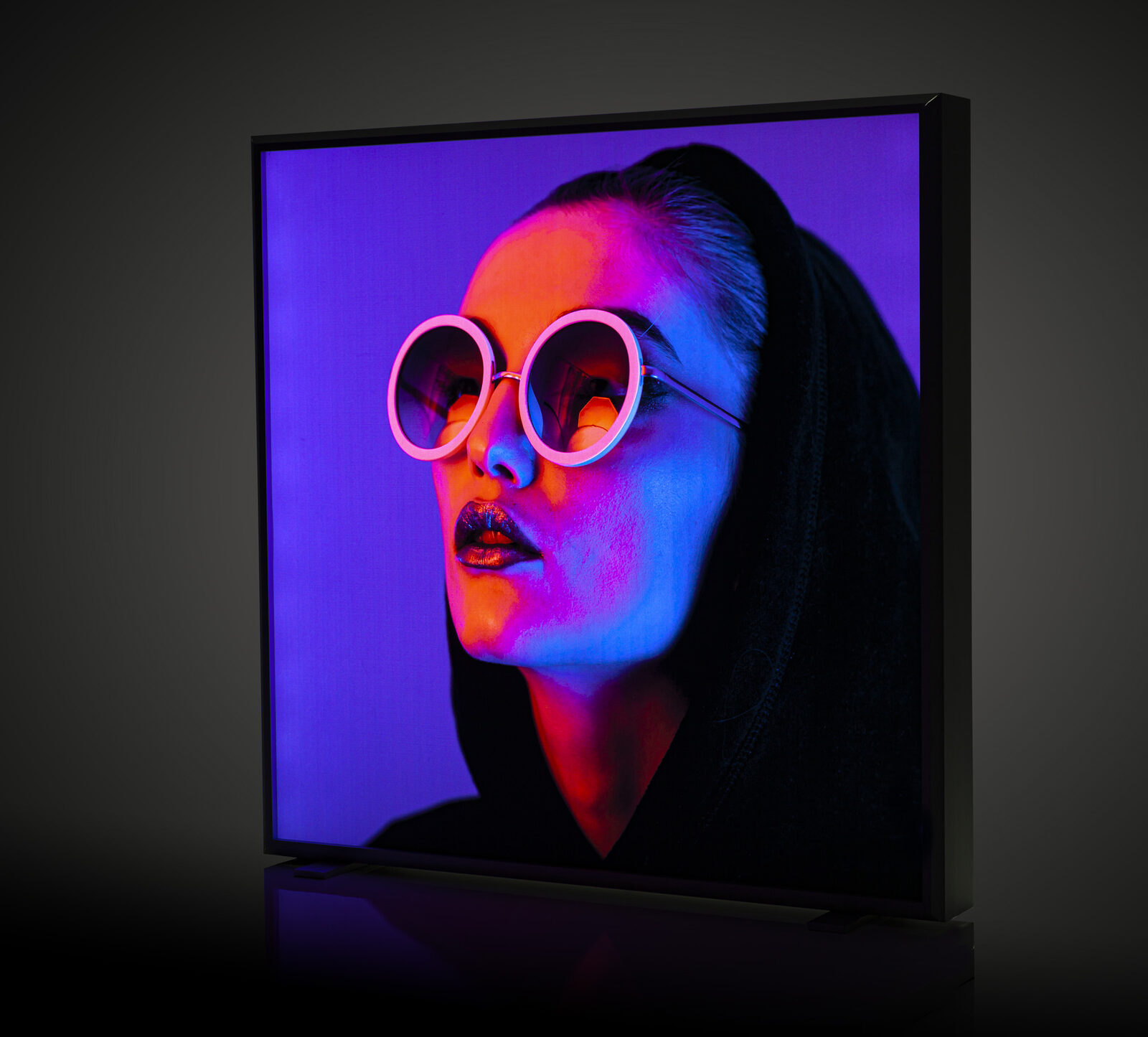 Qubepix Textil-Leuchtkasten mit brillantem Neon-Portrait, schwarzer Rahmen