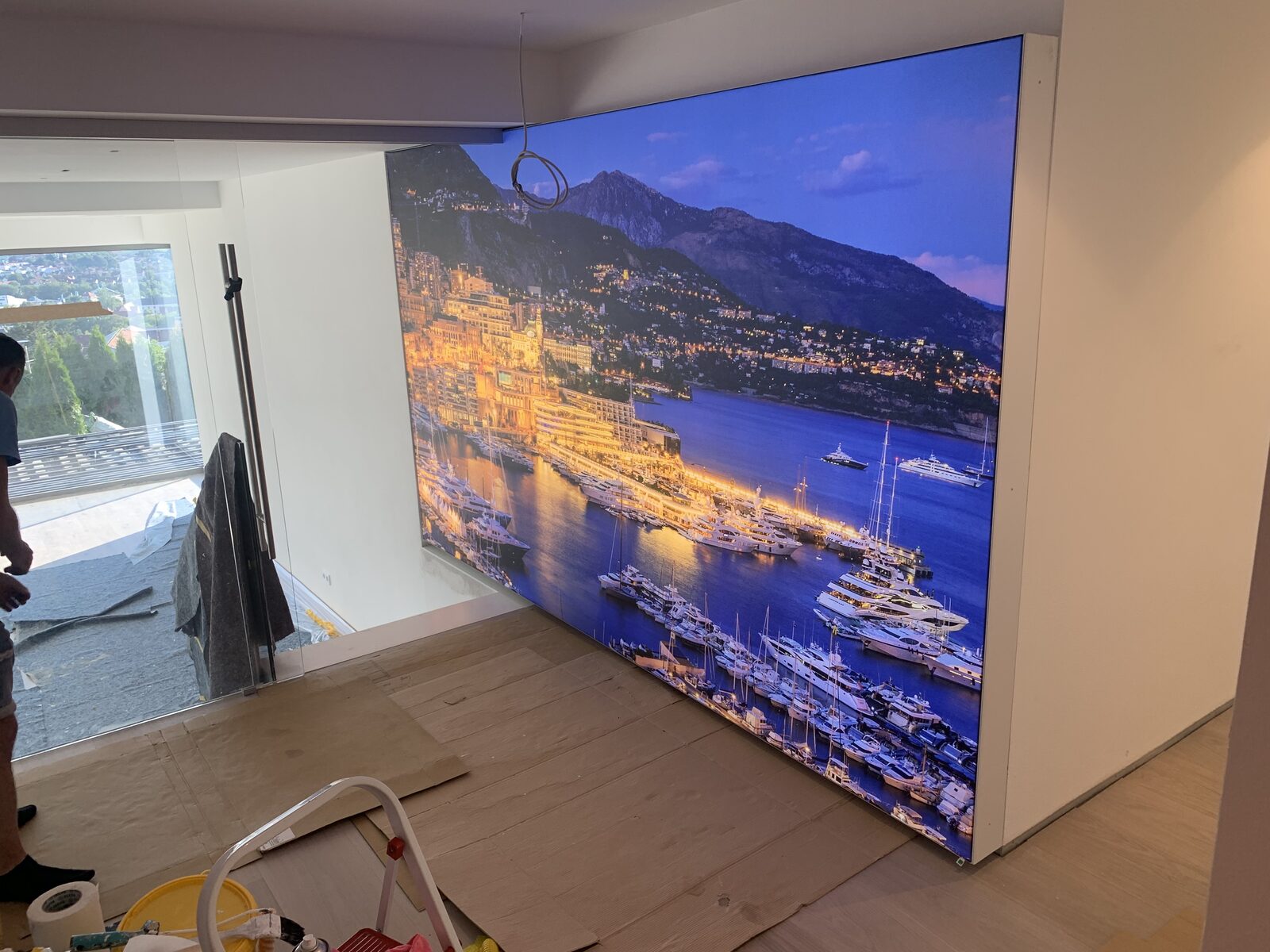 Qubepix Leuchttransparent mit Digitaldruck w&auml;hrend der Montage im Neubau, eingeschaltet