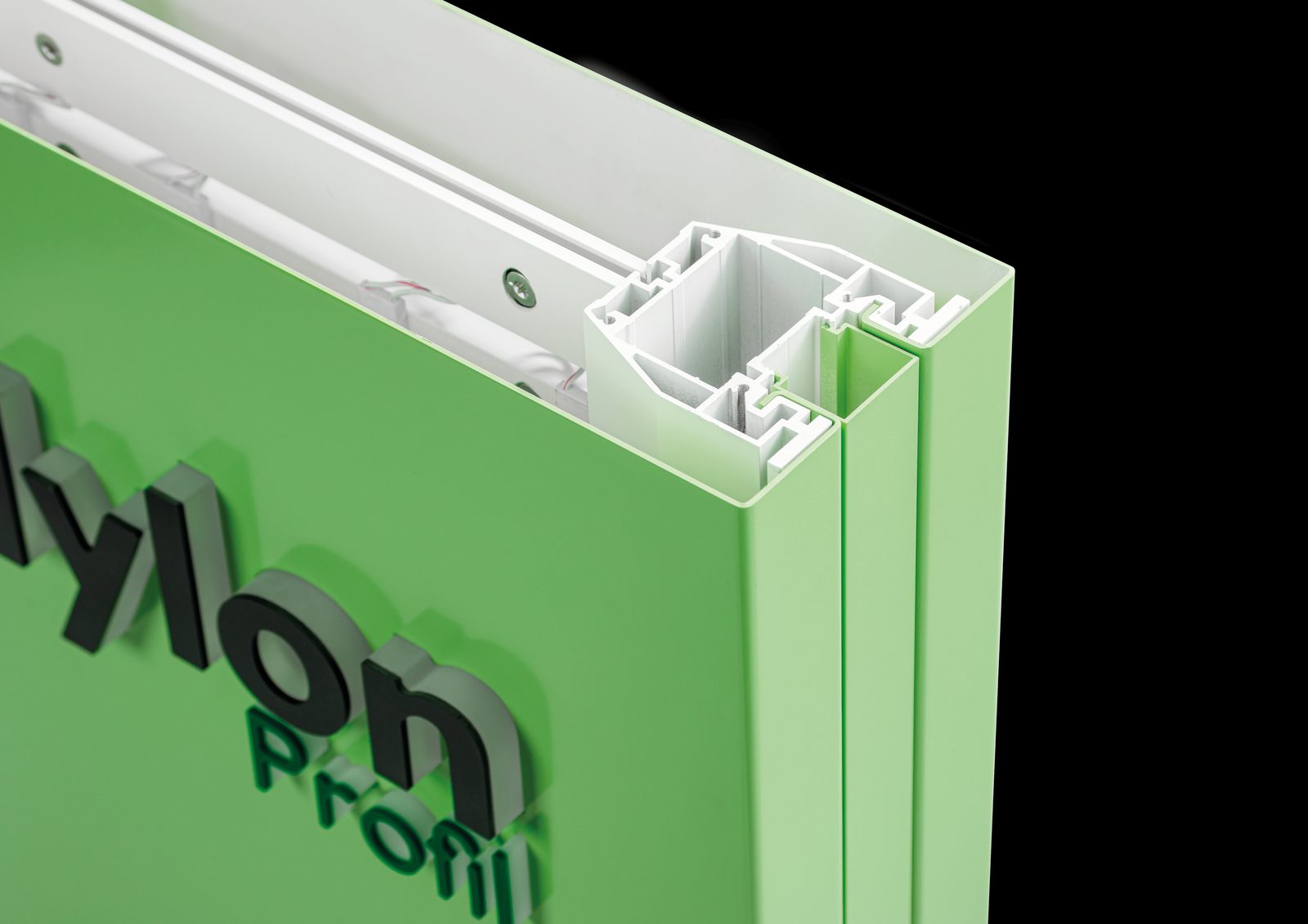 Hylon Aluminium-Pylonprofil – angeschnittener Profilkopf mit innenliegender LED-Technik