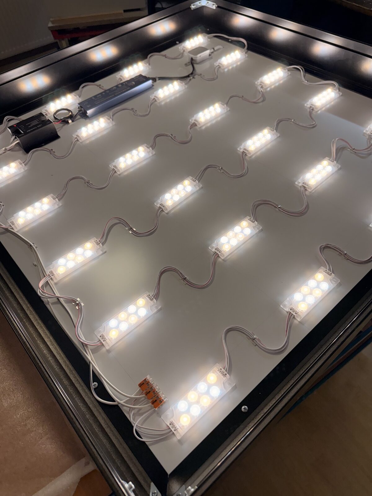 Nahaufnahme der LED-Module und Verkabelung im Qubepix-Rahmen