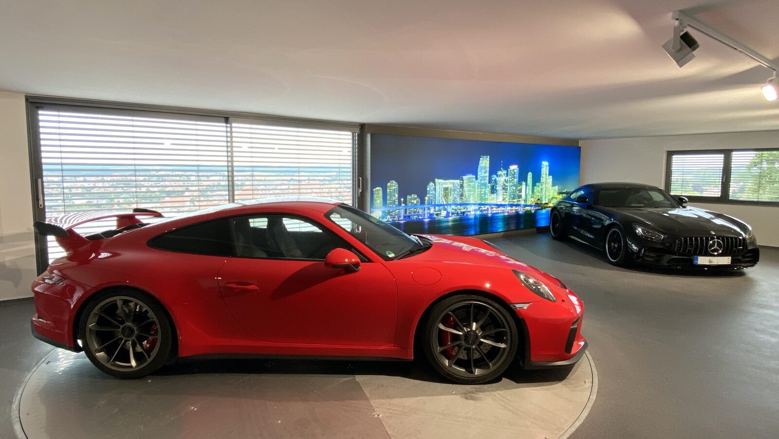 Hinterleuchteter Qubepix Textil-Leuchtkasten mit Skyline-Motiv im Autohaus-Showroom