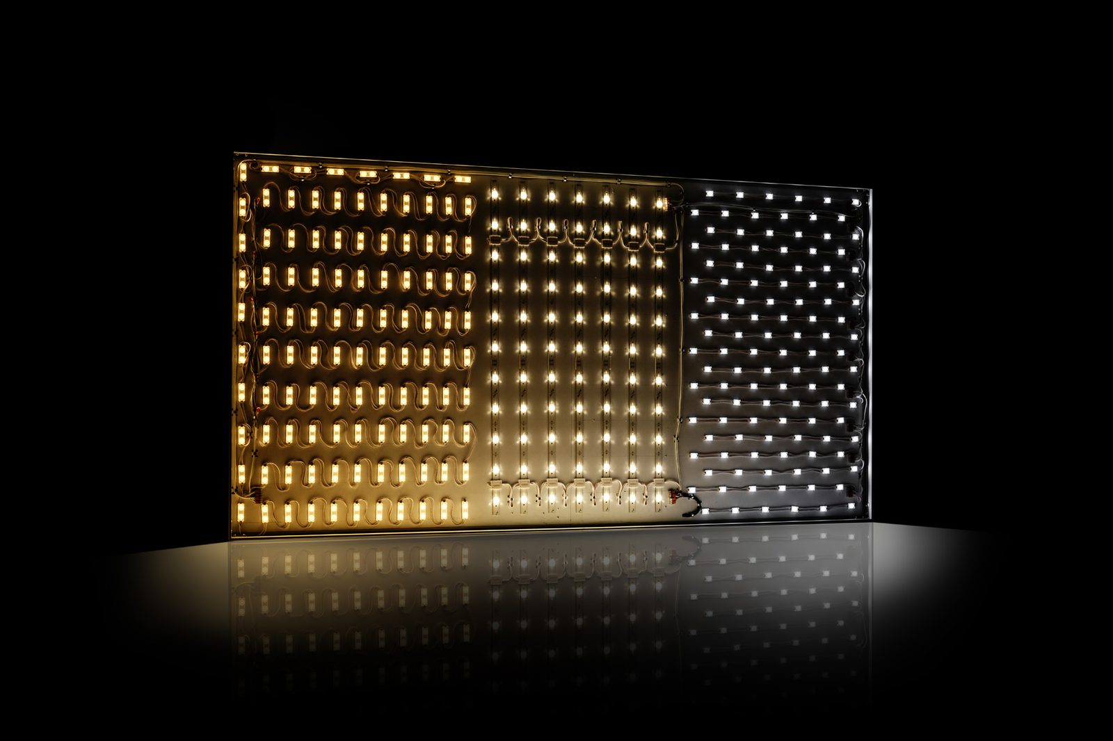 Geöffneter Qubepix-Leuchtkasten – warmweiße, neutralweiße und kaltweiße LED-Module im direkten Vergleich