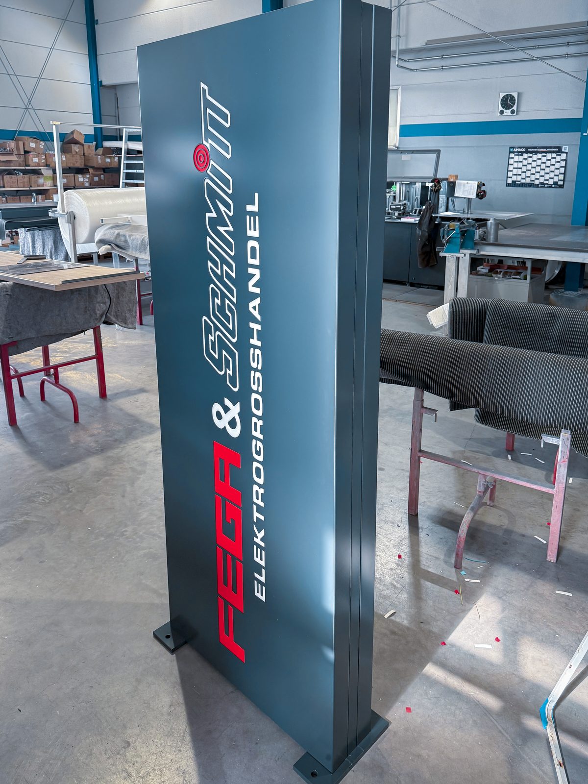 Hylon Werbepylon – FEGA & Schmitt Elektrogroßhandel