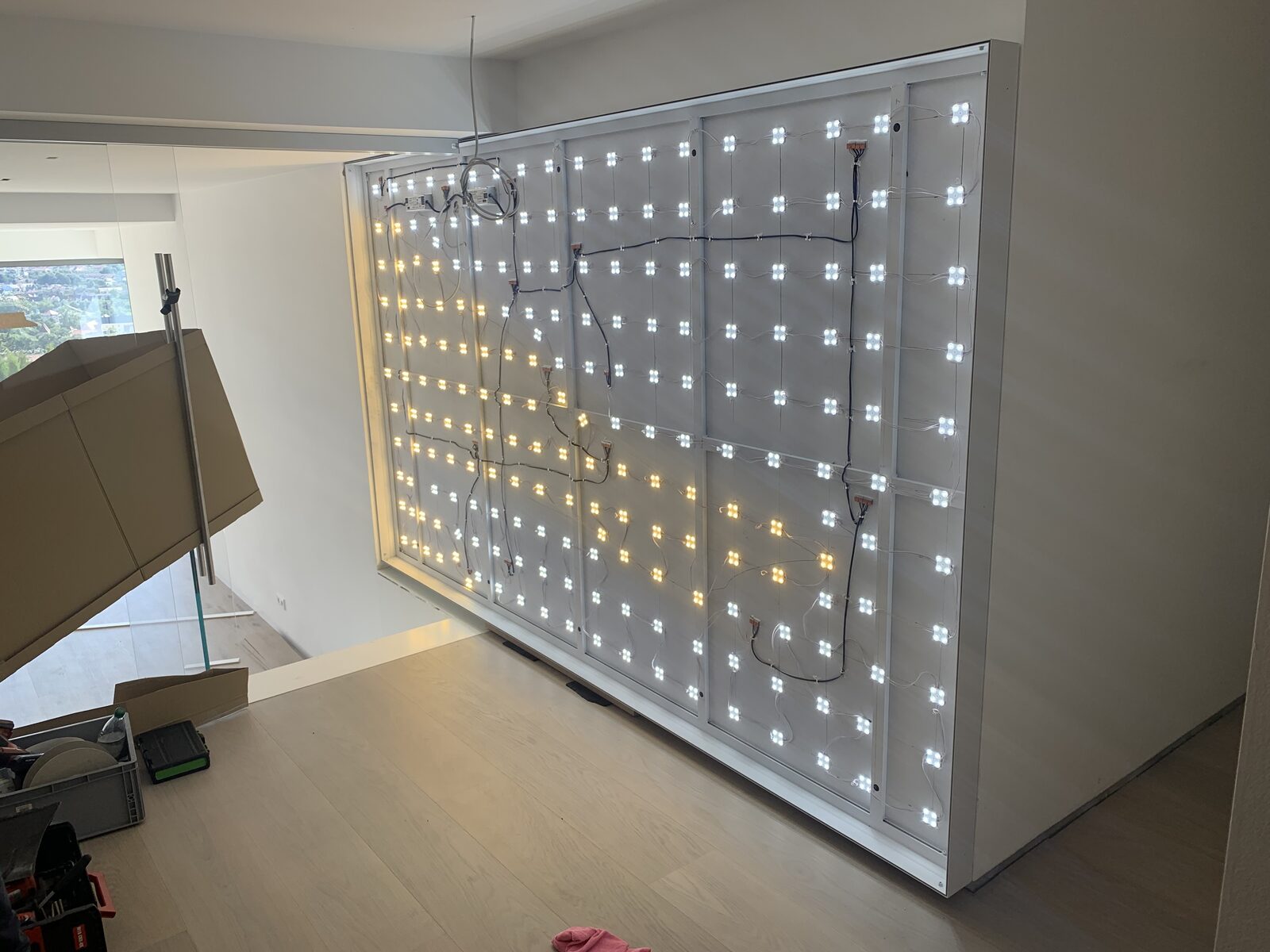 LED-Raster im montierten Qubepix Leuchtkasten von innen