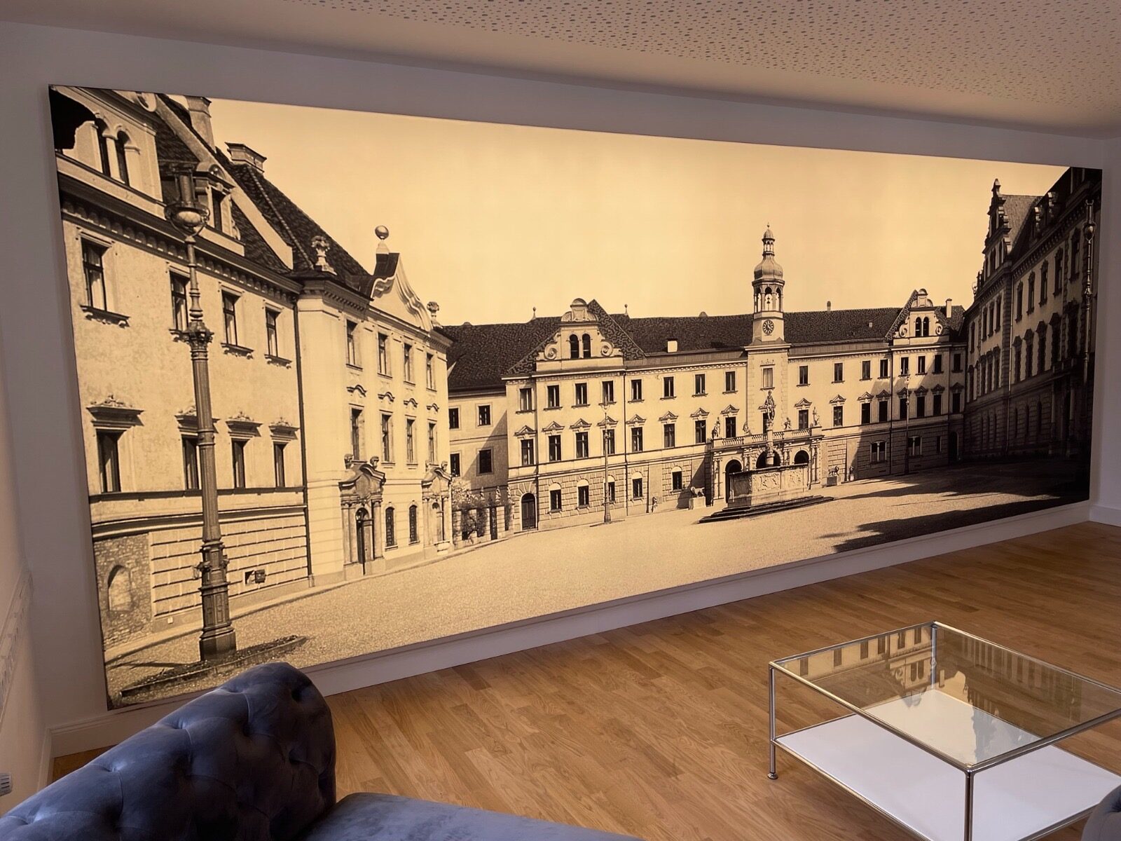 Panoramischer beleuchteter Qubepix Textil-Leuchtrahmen mit historischem Architektur-Motiv im Wohnraum